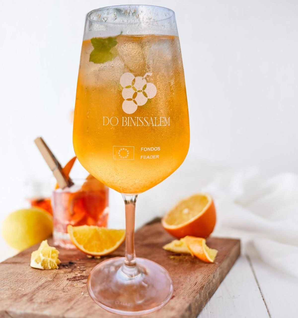 Els còctels s'elaboraran amb vins de la denominació d'origen i licor de taronja local i elements cítrics (taronja i llimona), espècies i herbes aromàtiques/DO Binissalem