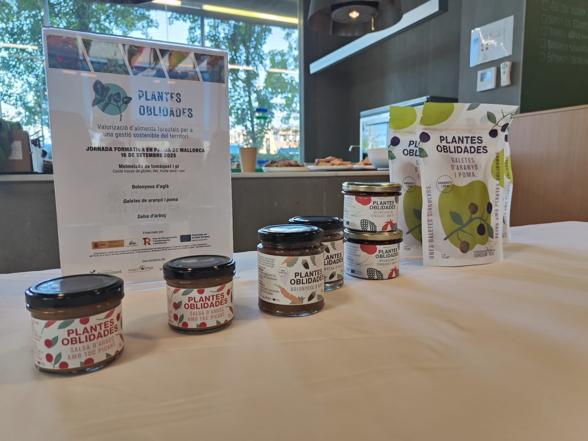 Productes com bolonyesa d’aglà, oli de pinya verda, salsa picant d’arboç, xips amb gratacul o vinagreta d’aranyó… tenen potencial per generar bioeconomia forestal a les Balears? /AVL 