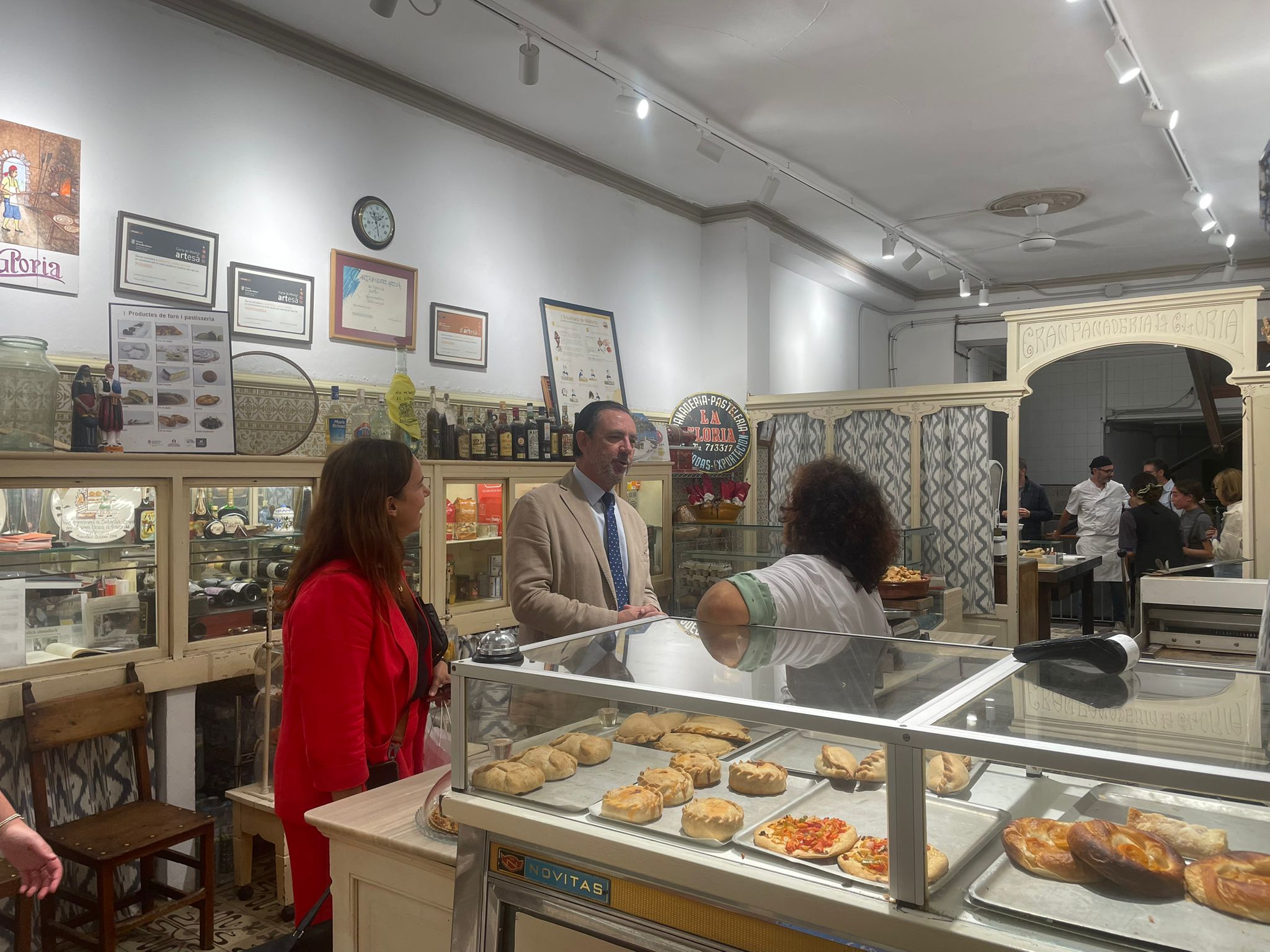 El forn de La Glòria, de Palma, és un dels més antics de Ciutat i continua en actiu oferint els productes tradicionals de pa i pastisseria/CAIB