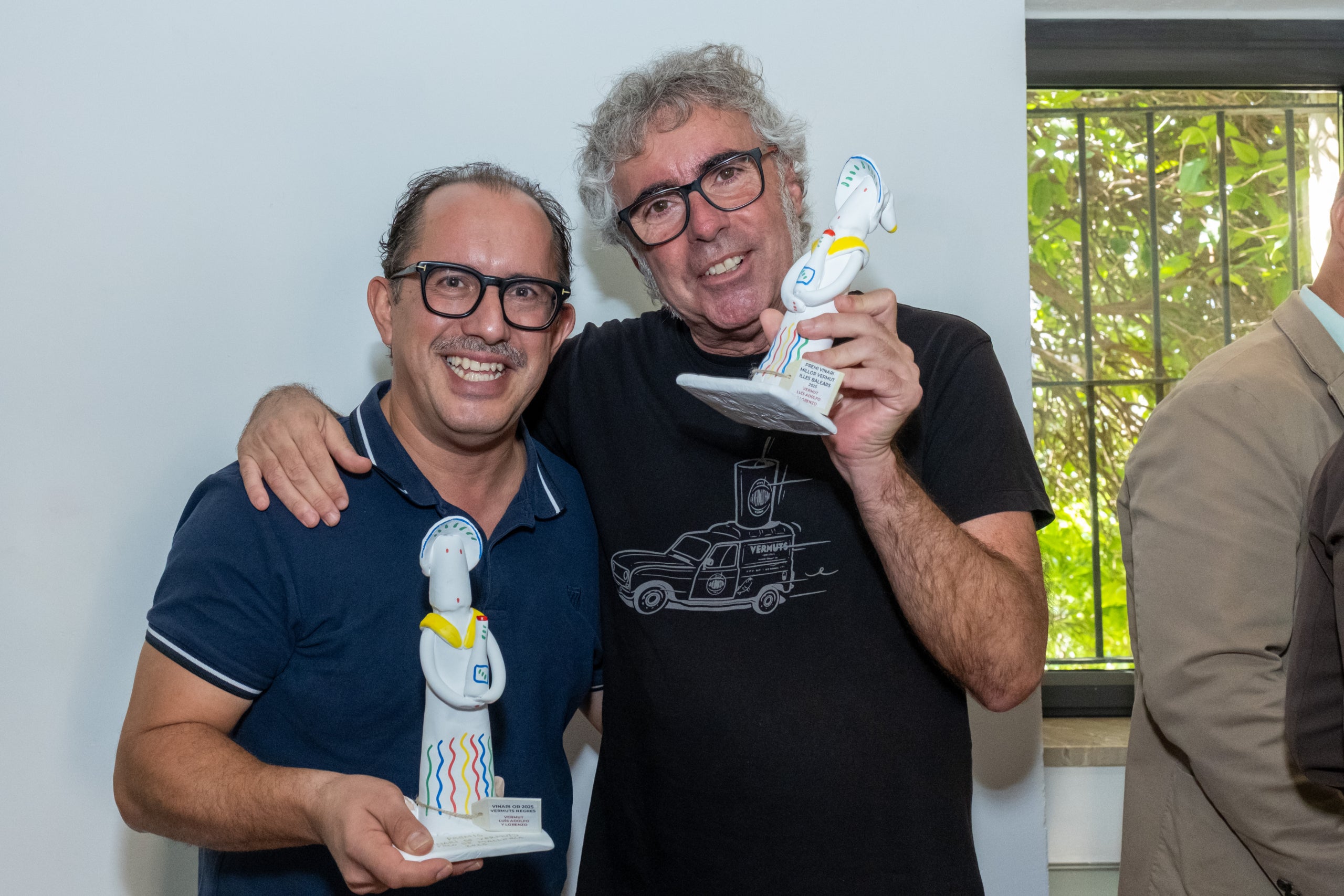 Rafa Martín, de Brass Club, i Xisco Albertí, de La Vermutera, amb els guardons que acrediten el Luis Adolfo i Lorenzo com el Millor Vermut de les Illes Balears i el Millor Vermut Negre/Aditiva