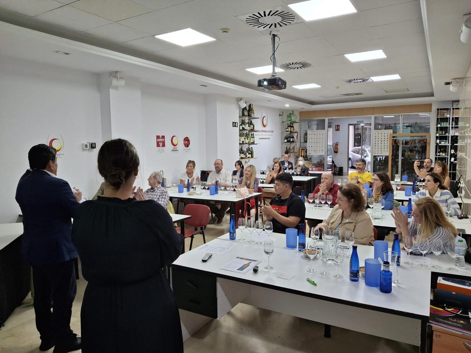 La sala de tast va estar plena de professionals encuriosits i amb ganes de conèixer els vins del Pla i Llevant/DOP Pla i Llevant