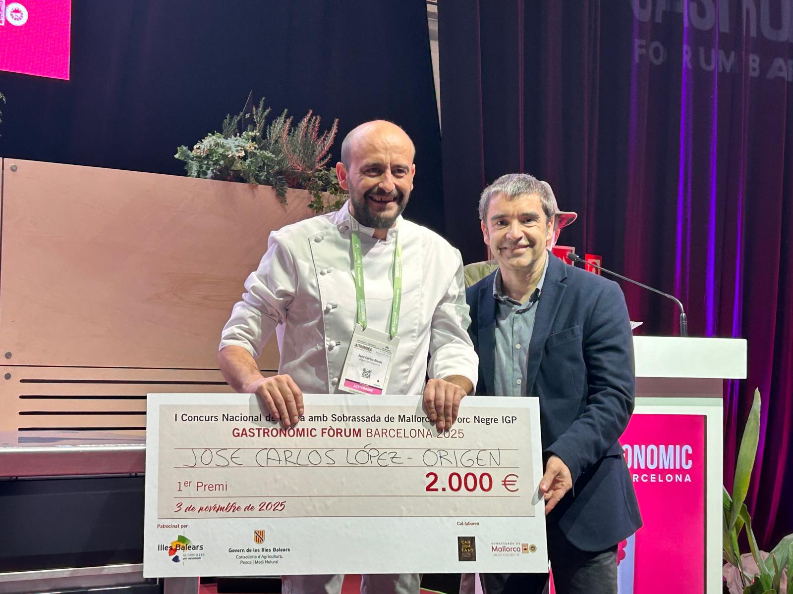 José Carlos López rep el taló del premi d'aquest  concurs de mans de Joan Llabrés/CAIB