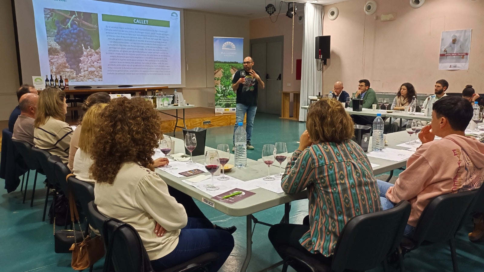Andreu Oliver Tril,  enòleg de Can Majoral, explicà les característiques dels vins del Pla i Llevant en la primera sessió del cicle/Biel Modino
