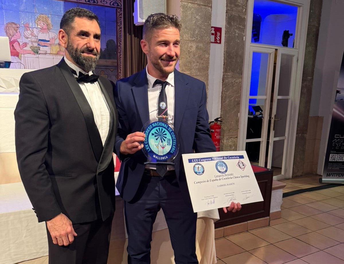 Biel Ramon mostra amb orgull el guardó que l'acredita com el millor bartender d'aquesta edició del campionat, amb Juan Carlos Muñoz Zapatero, President de Fabe/Cedida
