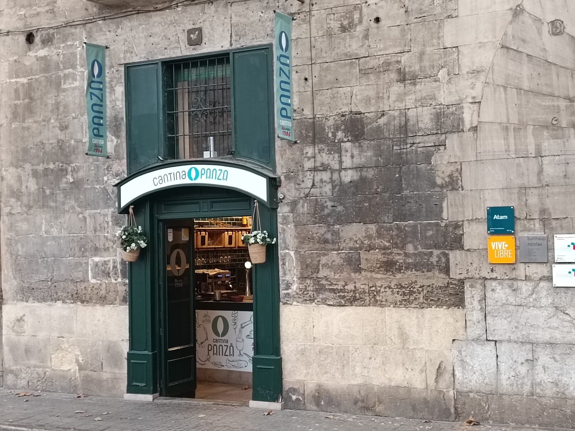 La façana del restaurant Cantina Panzá ens recorda aquella Bodega La Rambla que tants d'anys va ser un dels principals locals de culte per un bon variat/T.P