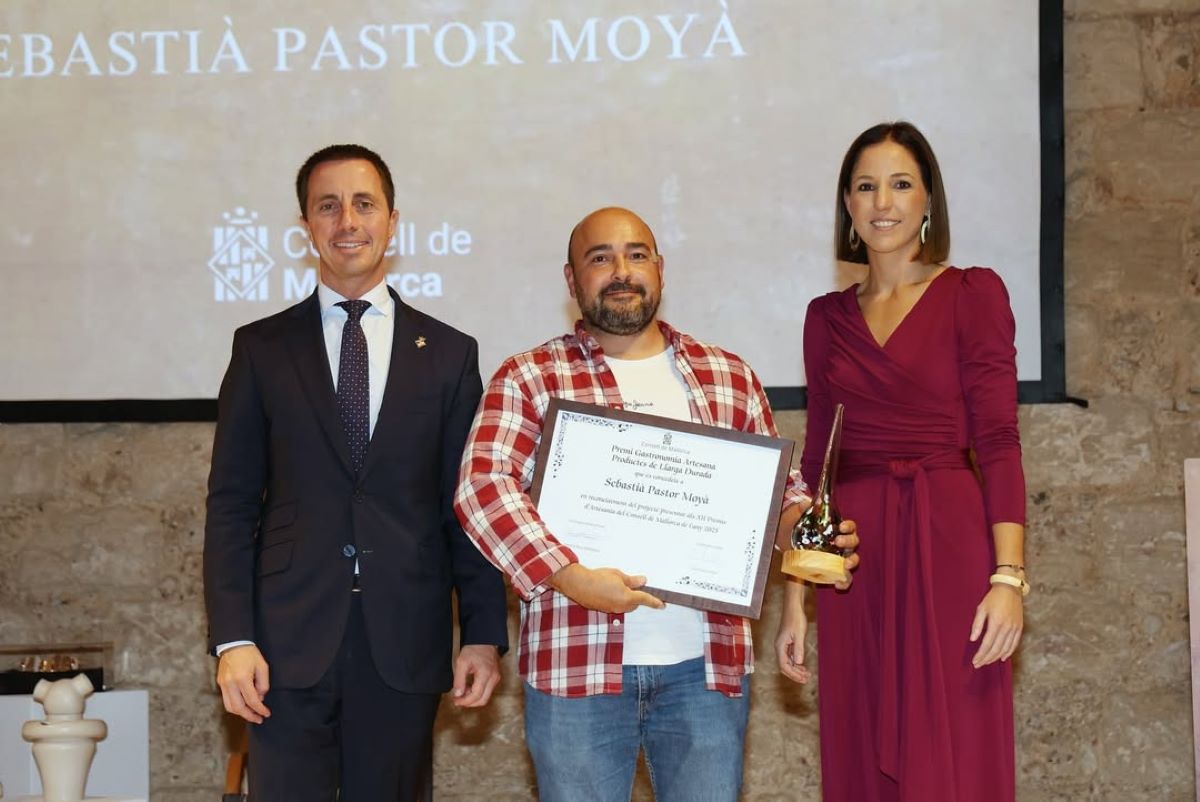 Sebastià Pastor amb el diploma que acredita el premi d'artesania concedit/CIM
