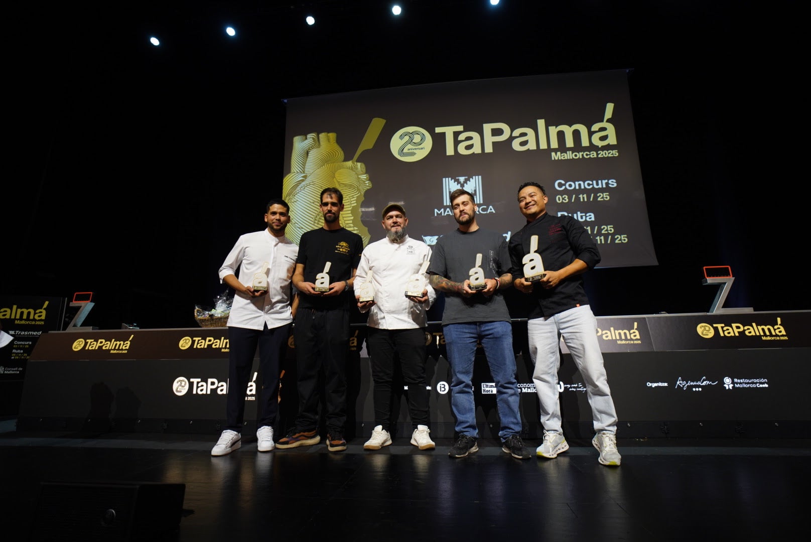 Kike Erazo, en el centre, amb els altres guanyadors d'aquesta edició del concurs/AgènciaCOM