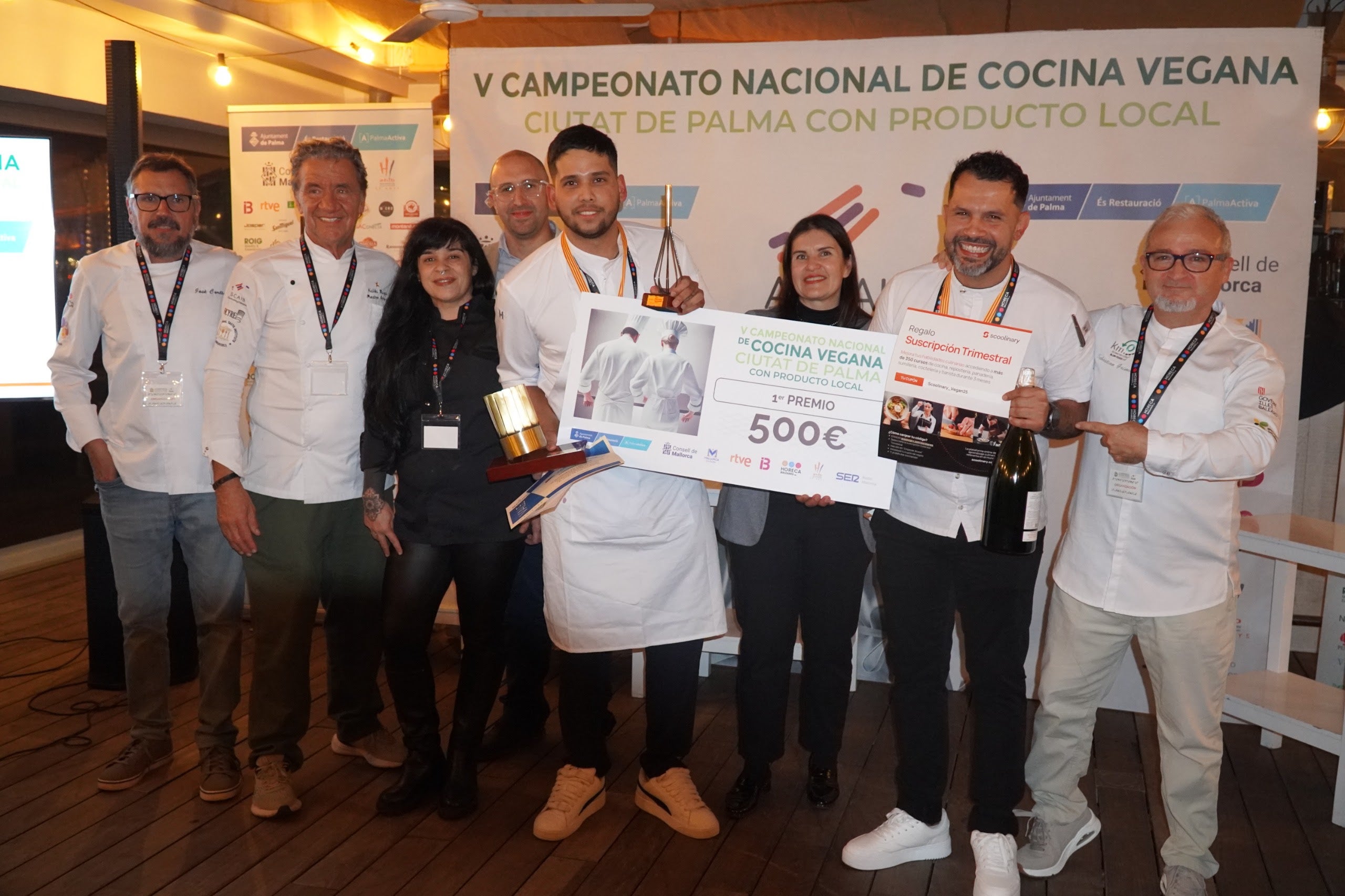 Izquierdo mostra els dos diplomes aconseguits en aquesta nova edició del Campionat de Cuina Vegana, el primer premi i de la millor proposta dolça/Agència COM