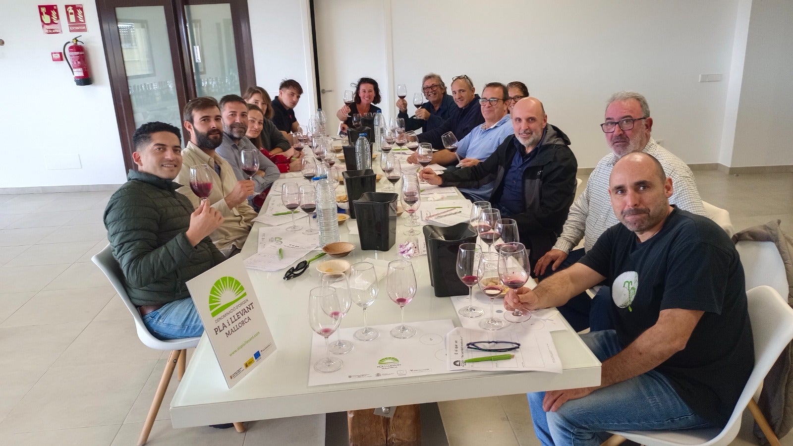 En una cita avançada en el calendari, s'ha fet el tast dels vins en rama en el celler de Miquel Oliver de Petra/Biel Modino