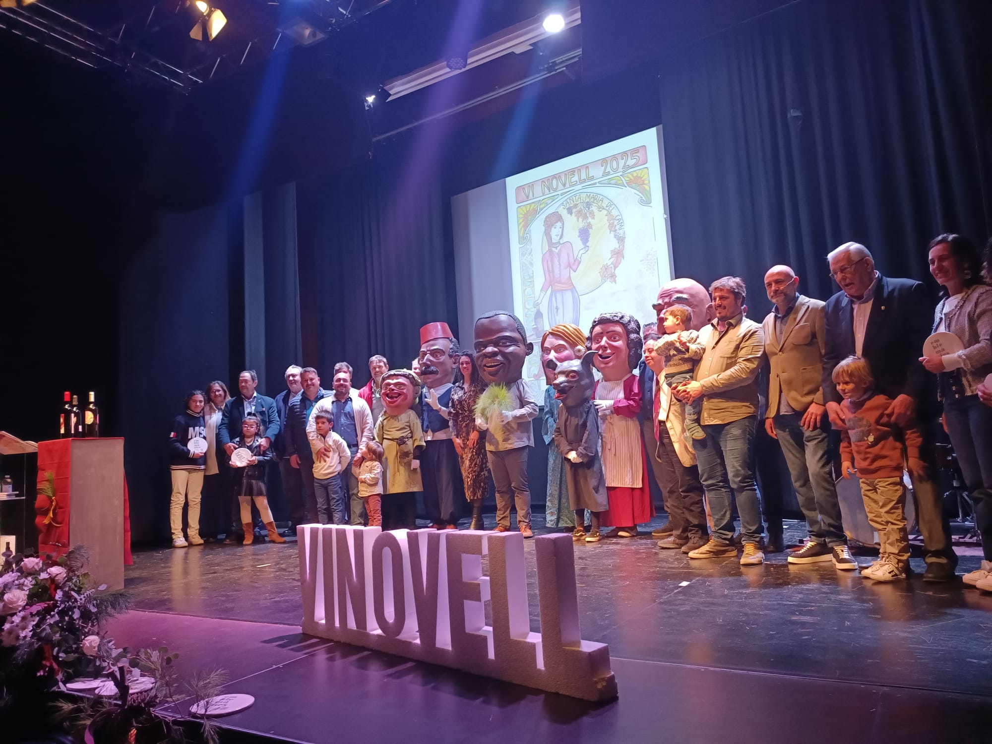 Guardonats, cellers i Ajuntament en la foto de grup que es va fer en acabar la cerimònia/BVV