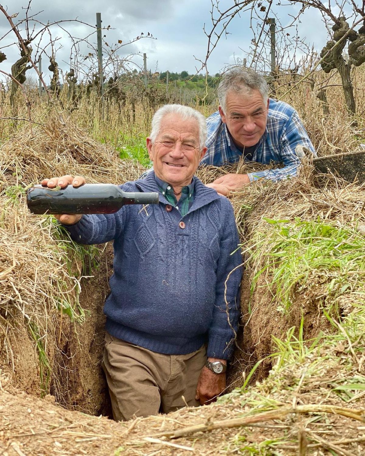 Guillem Sureda, l'any 2021, amb el seu fill Toni amb motiu de la trobada per desenterrar el vi 'Corrent'/Cedida