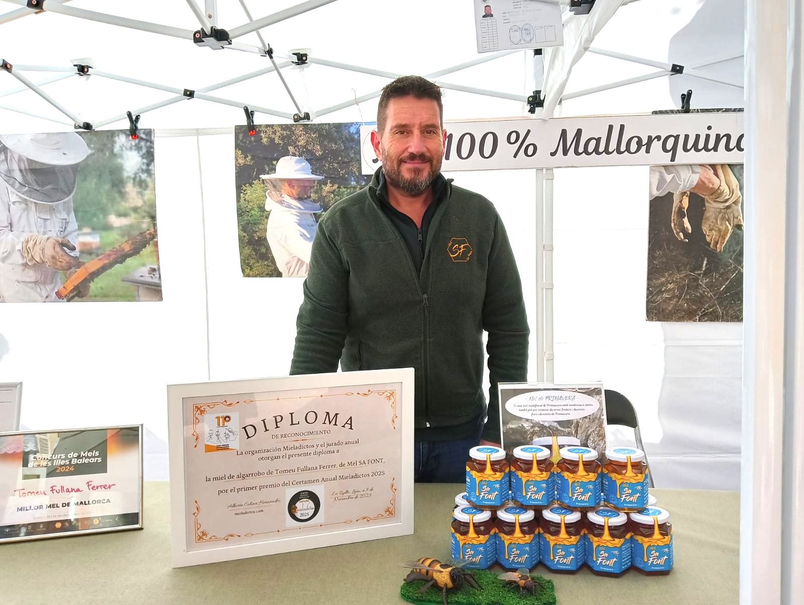 Tomeu ja duu sempre el diploma que acredita el guardó a les fires en les quals participa amb Mel Sa Font/Cedida
