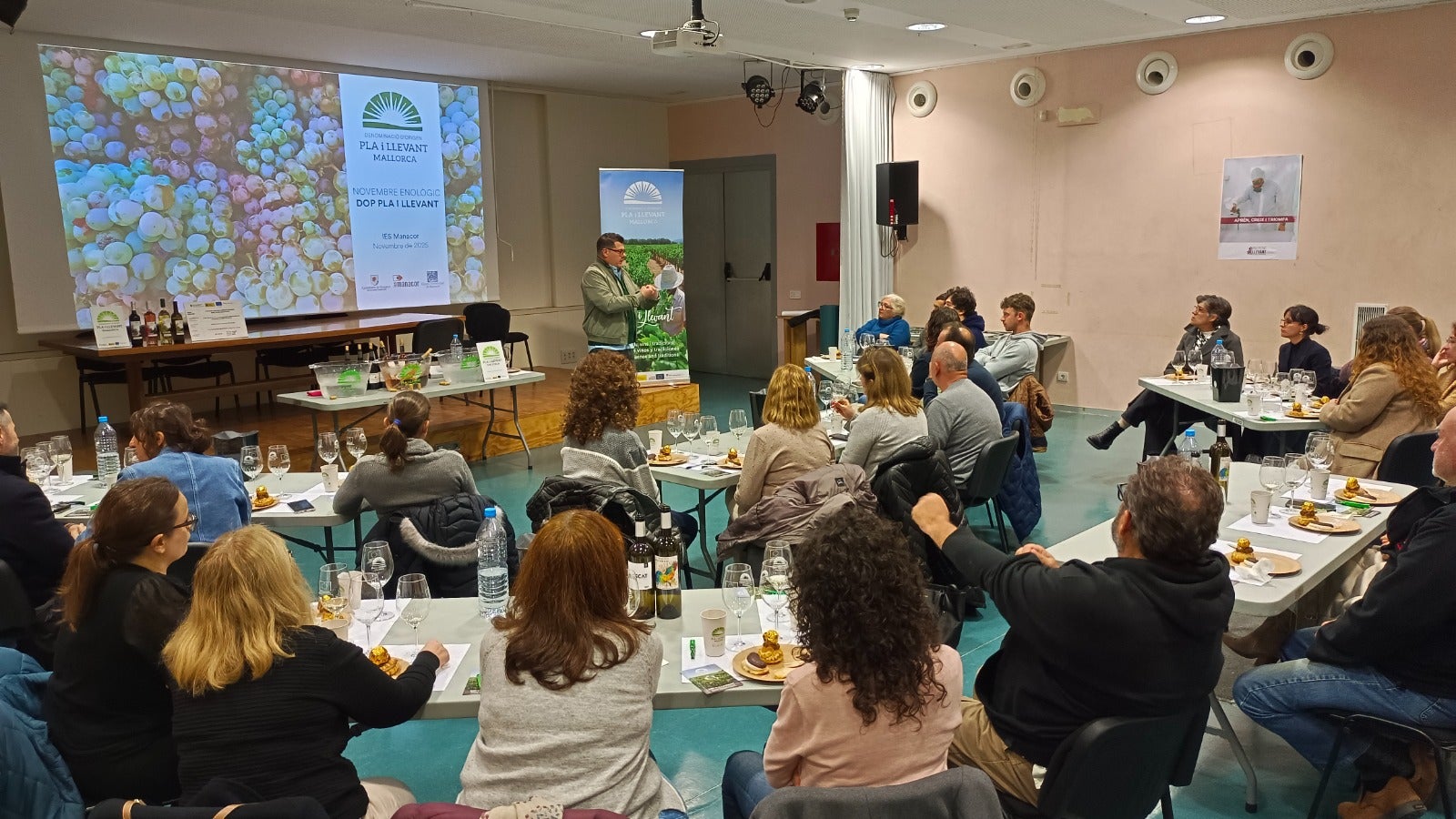 Aquesta darrera activitat va posar un punt final dolç i molt participatiu al 'Novembre Enològic', de la ma del sommelier Toni Fernández/Biel Modino