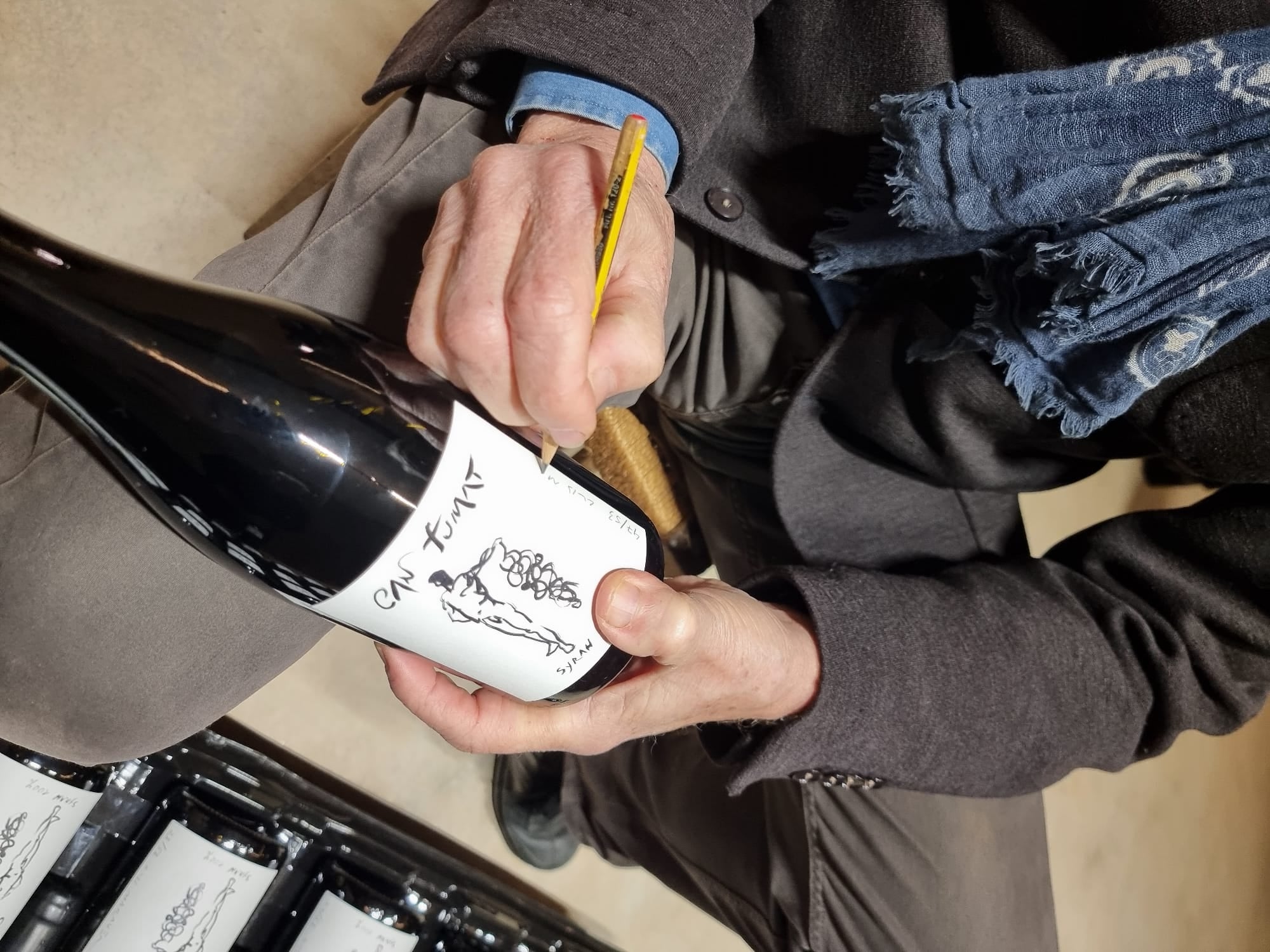 De l'obra i del vi se'n ha fet una tirada de 53 botelles per aquesta edició exclusiva, que duu la firma de l'artista/J.Ll Llabrés 