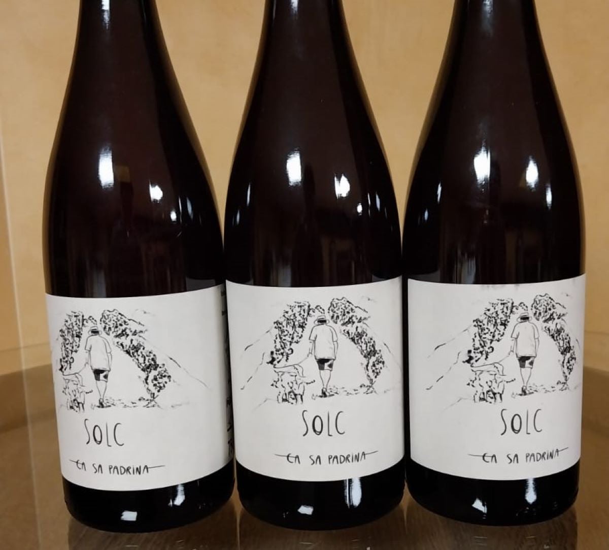 Els vins de Ca Sa Padrina, com aquest Solc, són l'expressió del coneixement transmès, respecte pel passat i una voluntat clara de mantenir viva l’essència del territori.  /C.B.