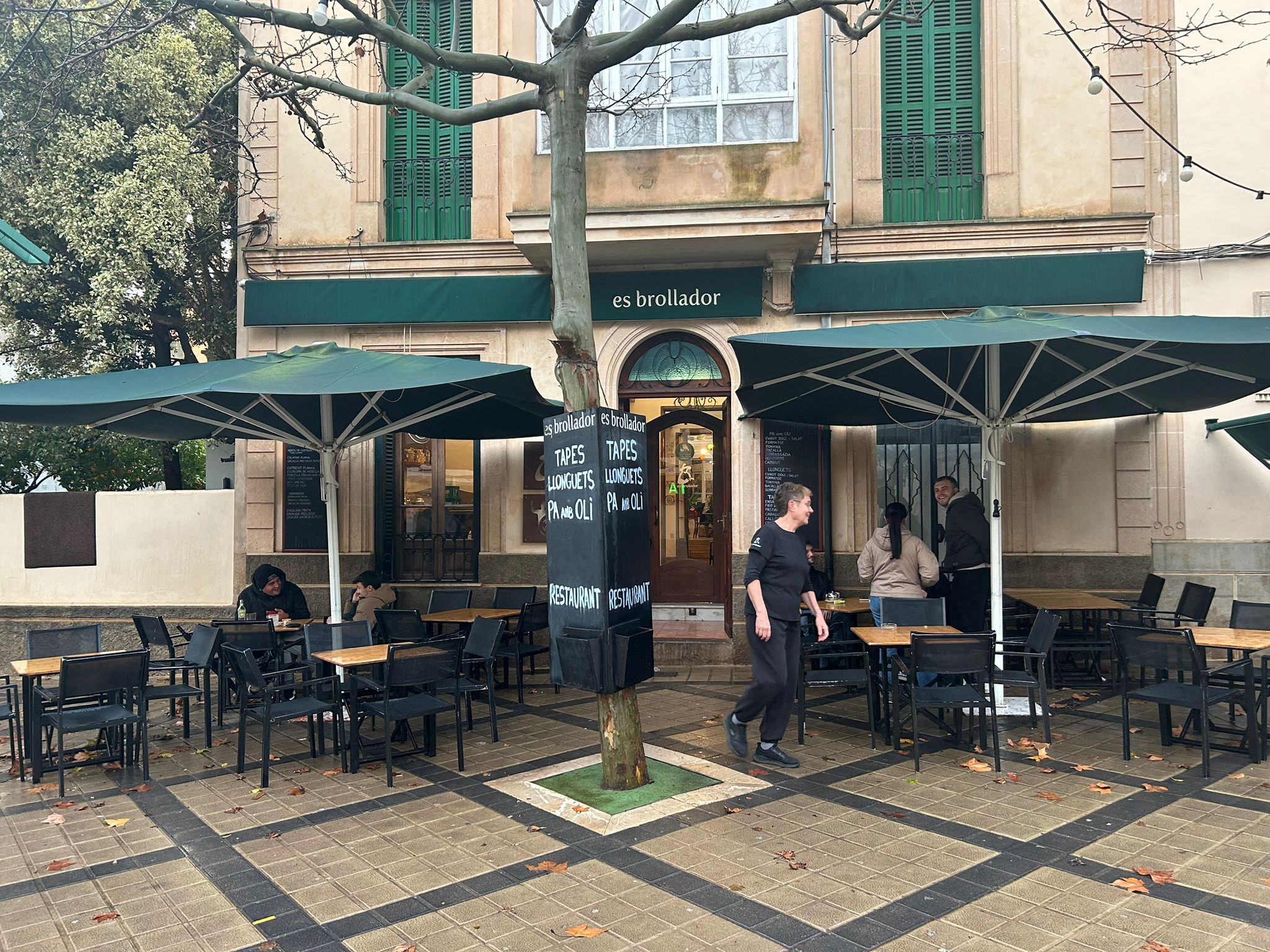 'Es Brollador' un cafè i restaurant situat al passeig d'Esporles on es fa vida social del matí al capvespre/T.P.