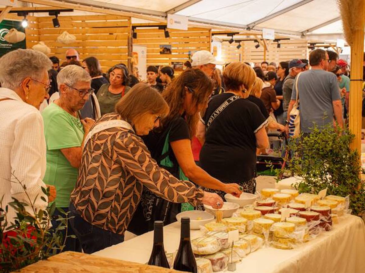 Imatge de gent visitant una de les fires identitàries de Menorca / Cedida
