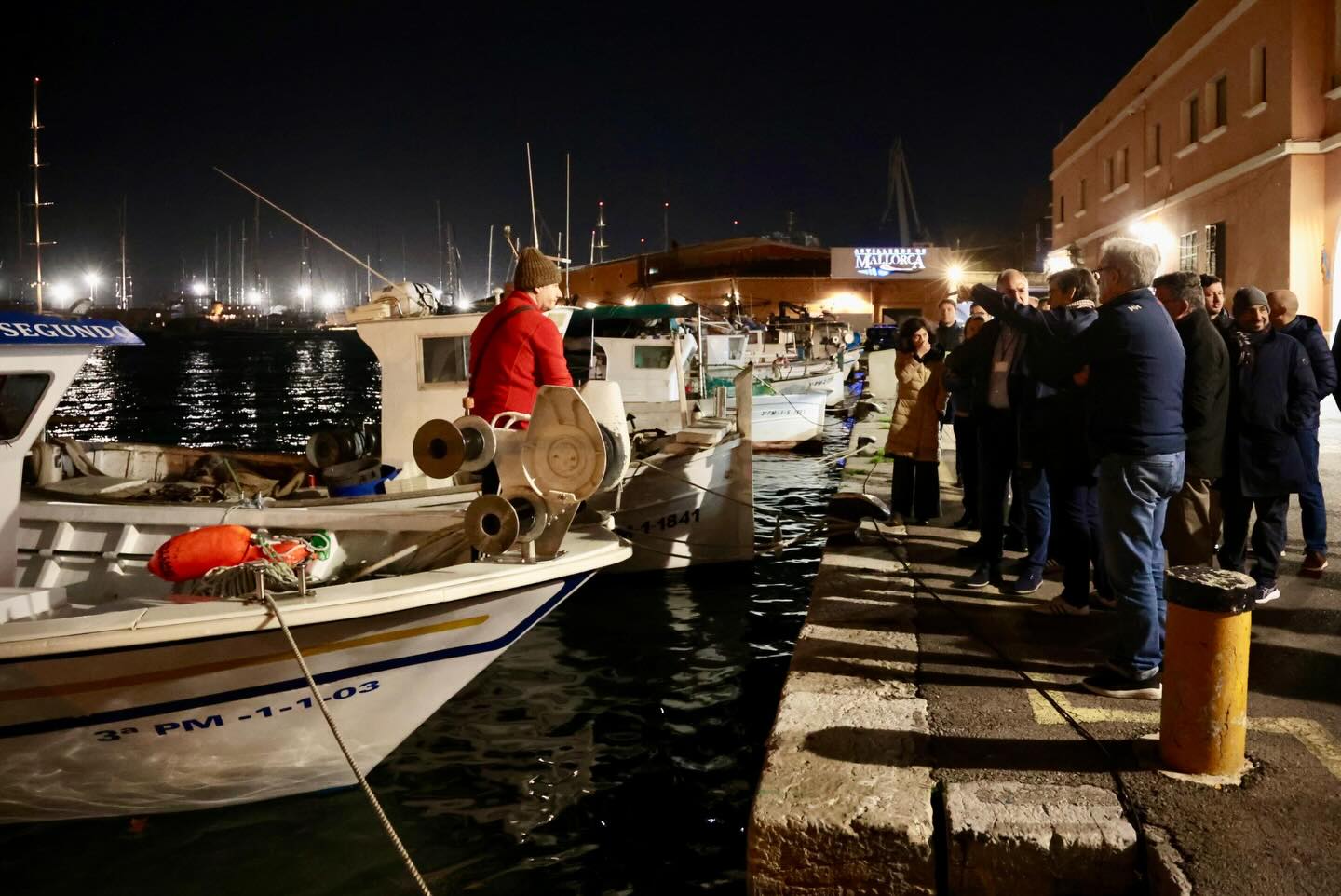 Kadis ha pogut conversar amb un pescador, que els ha mostrat in situ la ha explicat com és la seva jornada de feina i la realitat del sector/CAIB