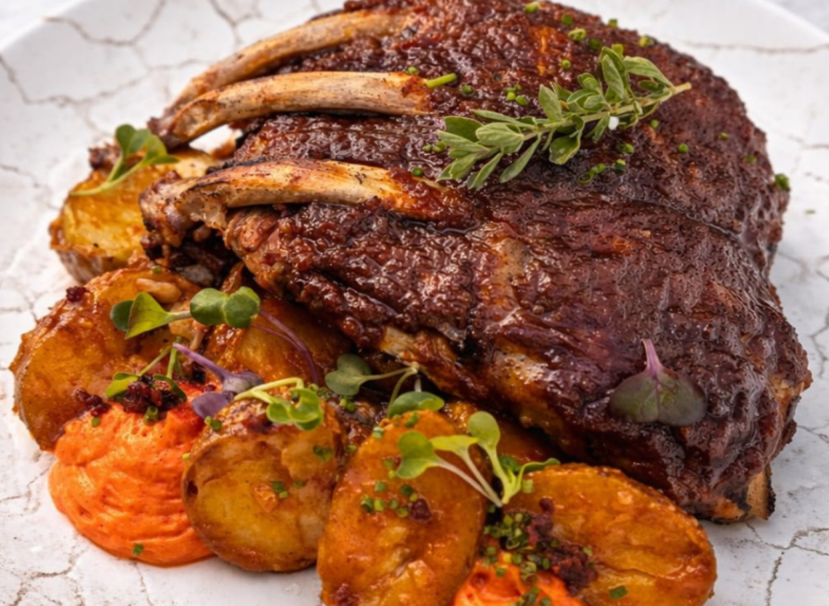 Costellam de porc negre amb patató i sobrassada en tres textures, un dels plats que van a la final/IGP Sobrassada de Mallorca