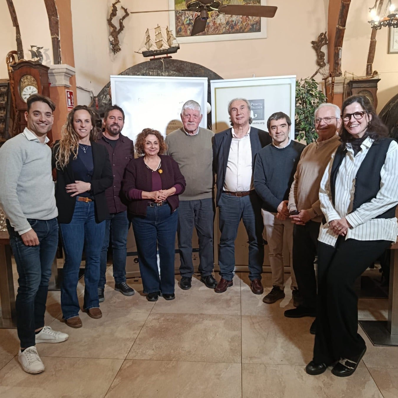 Autoritats de l'Ajuntament de Pollença i organitzadors de l'Associació del Vi Primitiu, a la presentació al celler La Parra/Radio Pollença