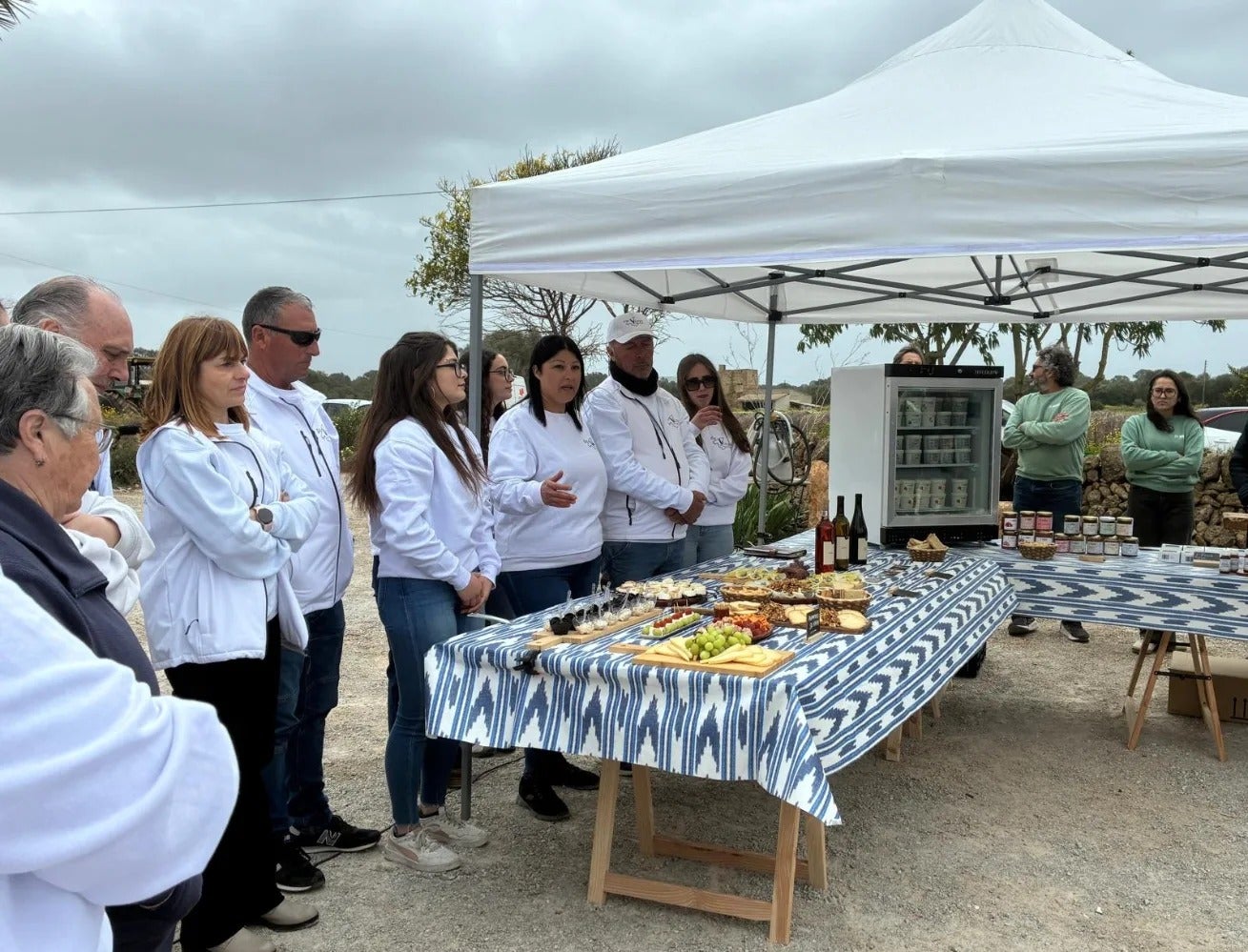 Responsables de l'empresa formatgera  i altres representants dels 24 nous operadors de venda directa que s'han incorporat a AFOVENDI/CAIB