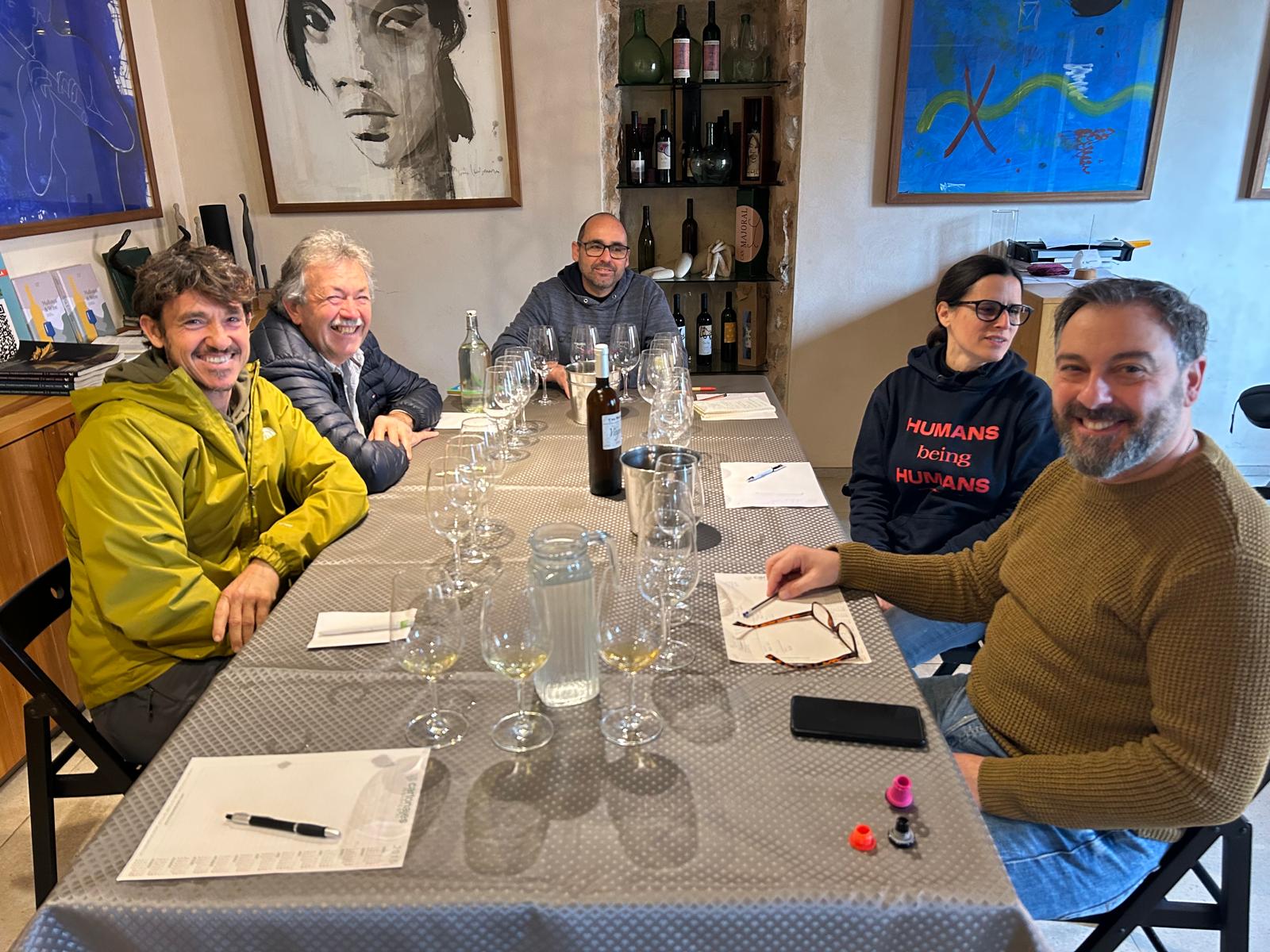 Una taula d'enòlegs, sommeliers i elaboradors a Can Majoral: Sebastià Nadal, Toni Gelabert, Andreu Oliver, Mireia Oliver i Josep Lluis Llabrés/T.B.