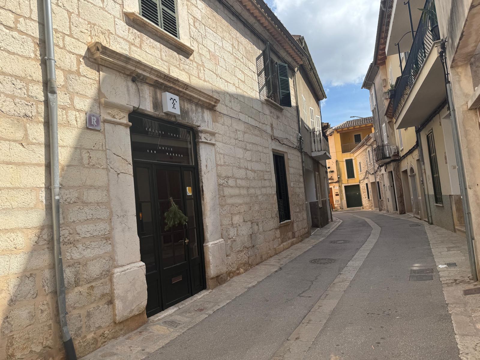 El 'Tonet' mostra amb una branca de pi al portal, que ja és obert/T.P. 