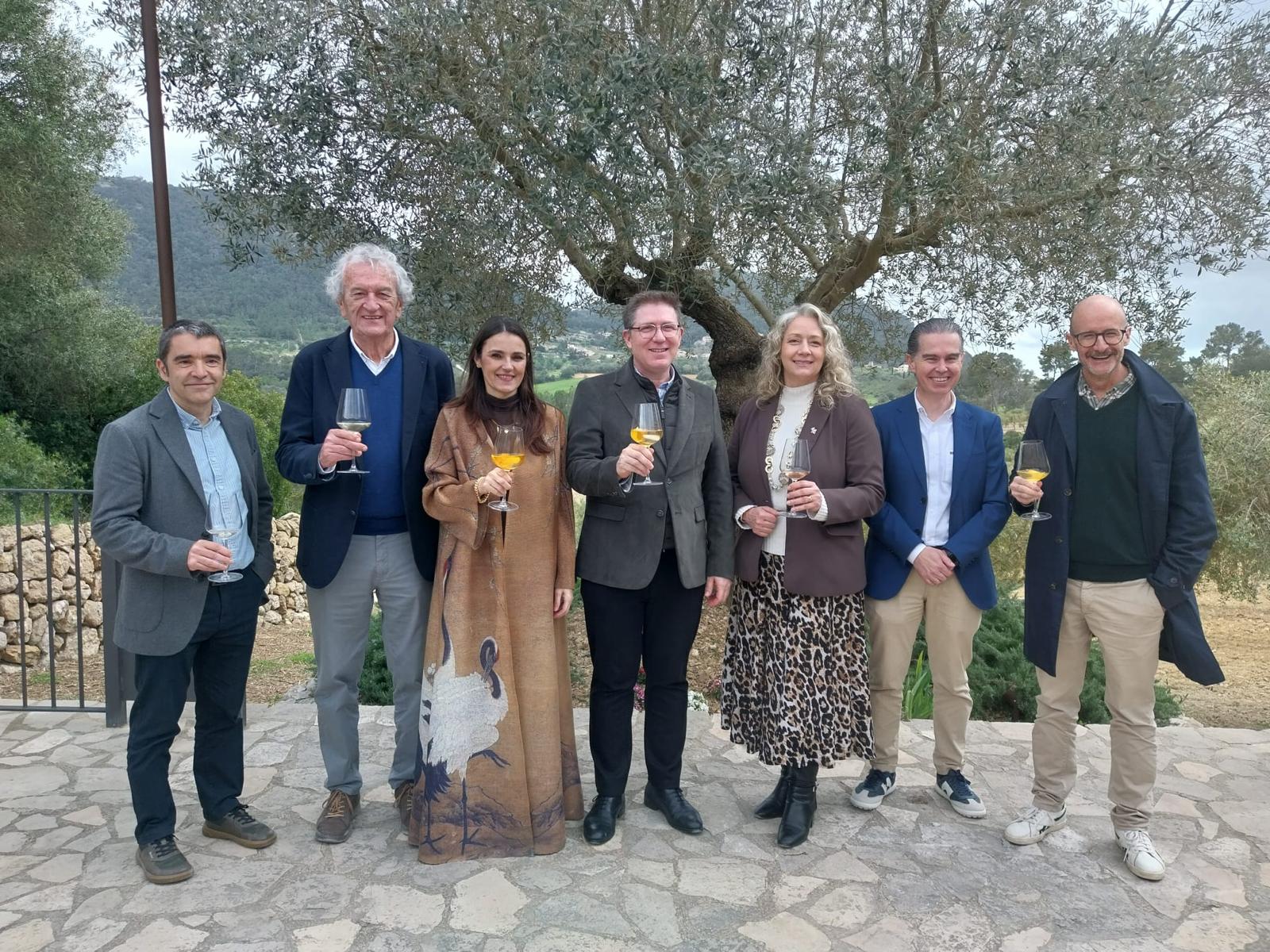 La família Miralles, amos de Treurer, amb les autoritats el dia de la presentació/CIM