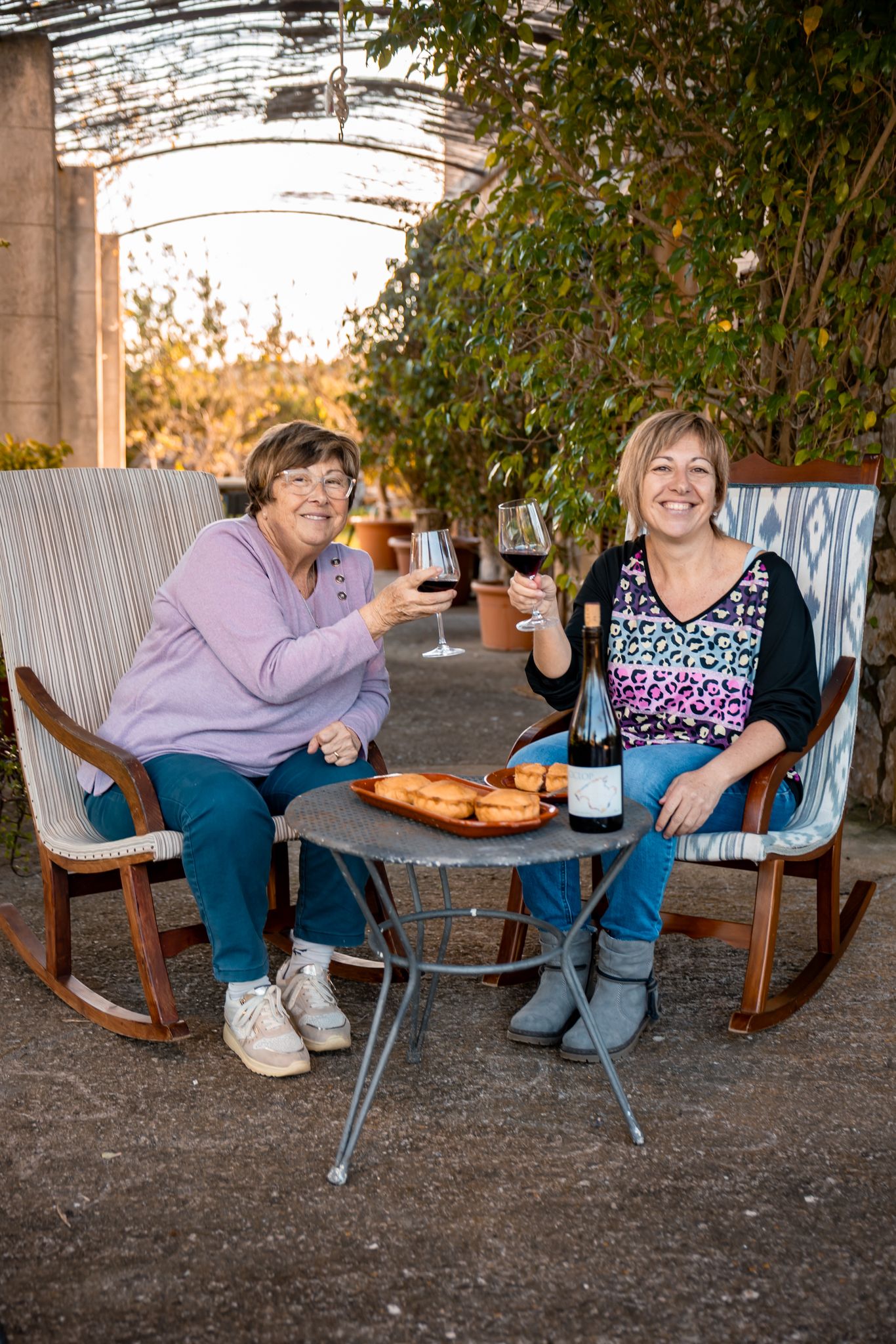 Balbina Gil i Margalida Canet brindan pel temps de les panades/Cedida