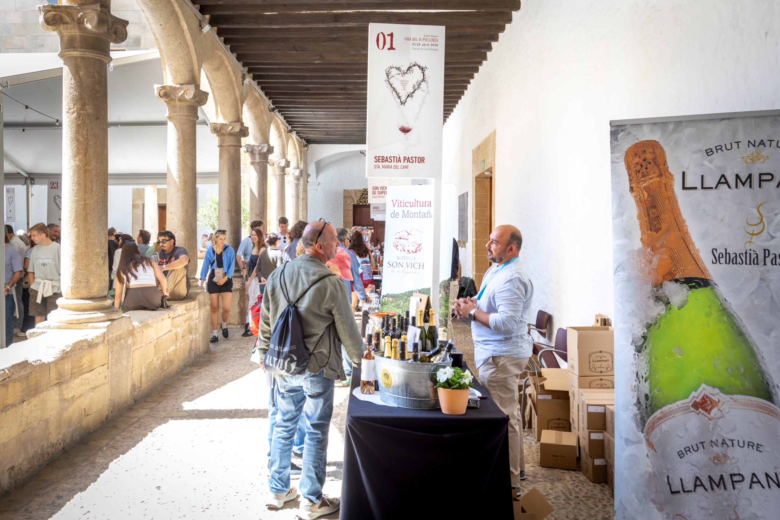 Mes de 200 referències de vi de prop de 40 cellers de Mallorca ompliren el Claustre de Sant Domingo/MICER