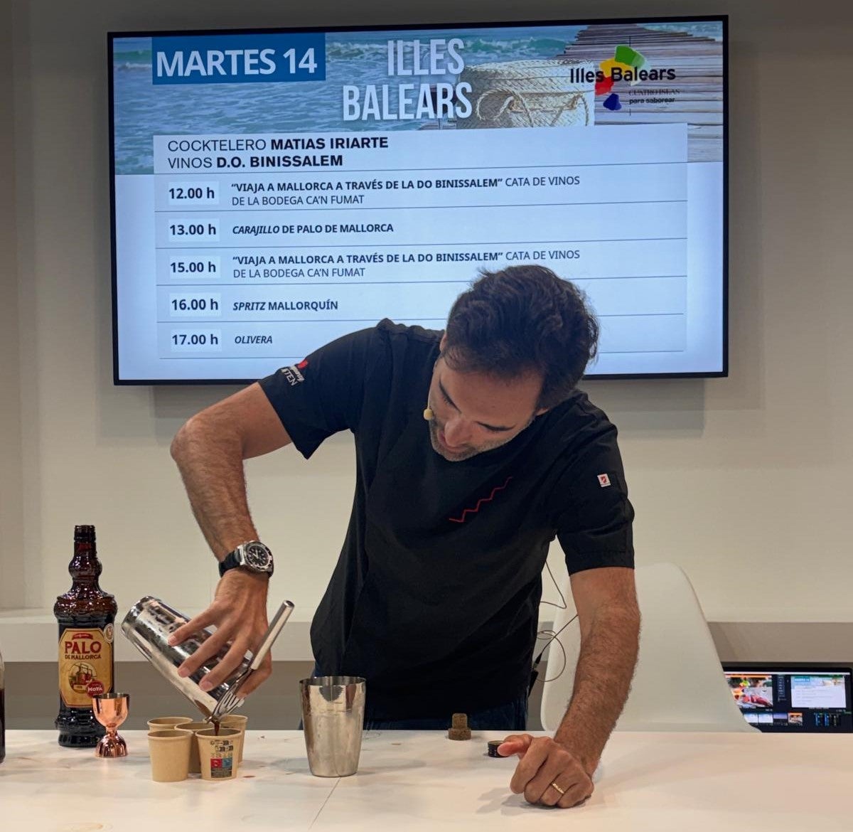 Matías Iriarte va fer d'ambaixador de les begudes espirituoses tradicionals amb dues demostracions amb palo i herbes/Cedida