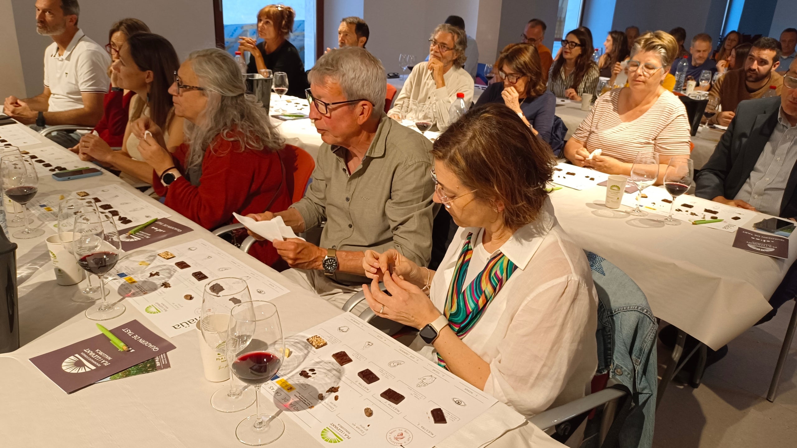 El tast va sorprendre els participants per les possibilitats sensorials dels maridatges que els experts vàren anar proposant/Biel Modino