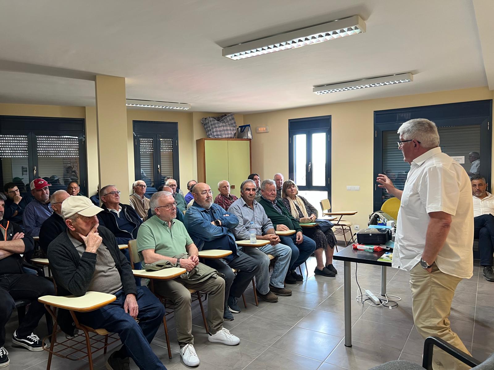 Una quarantena de ramaders, molts d'ells ja retirats, avaluaran presentar demanda contra el 'càrtel de la llet'/UPA-IA