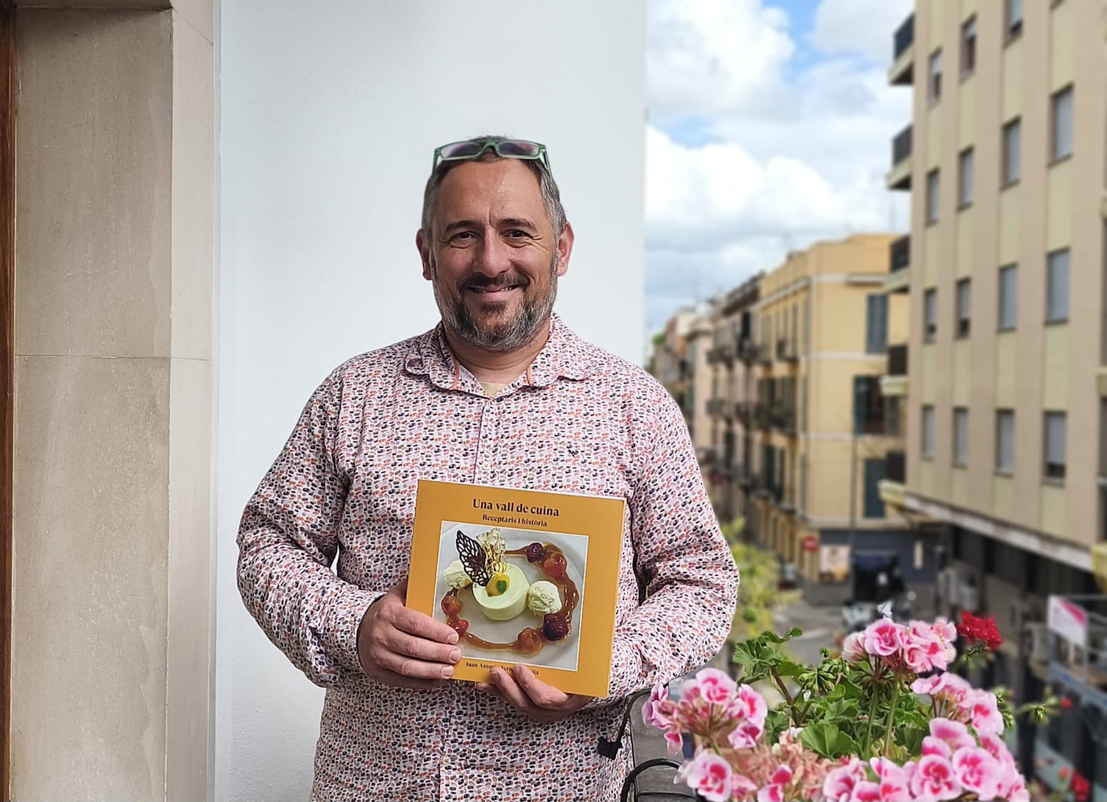 L'autor és un investigador i divulgador incansable que ha vessat en aquest llibre la tradició de la cuina popular amb empremta francesa del seu poble/Cedida