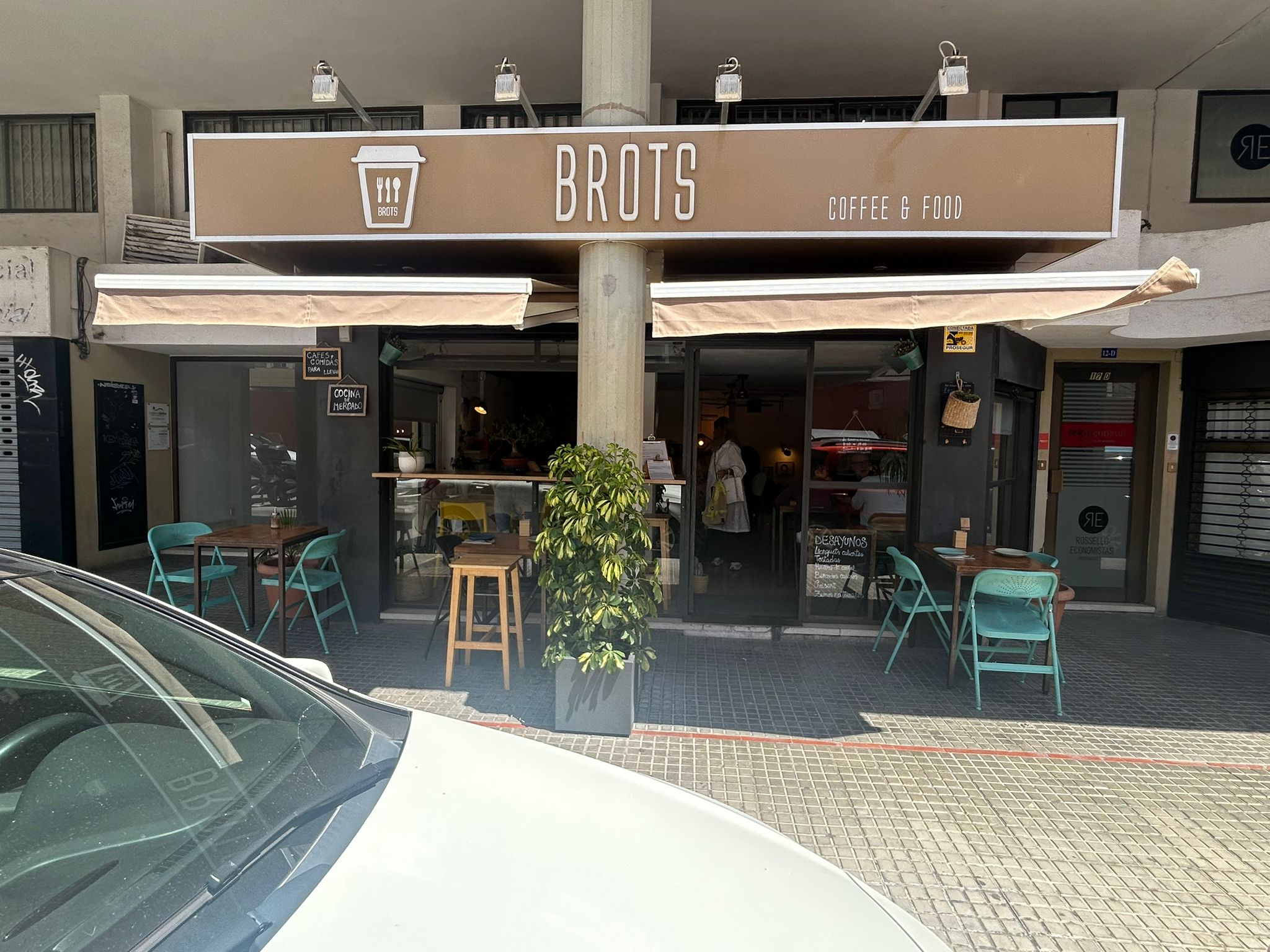 El local és petit i convé reservar per aconseguir una de les cercades taules/T.P.