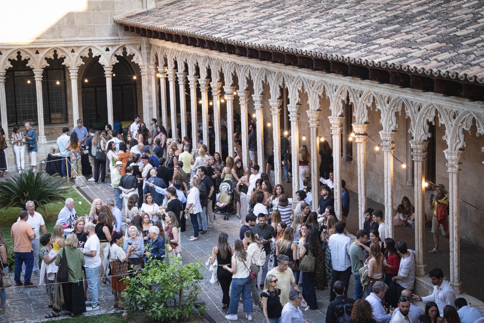 El claustre es va transformar en un espai vibrant, ple de trobades, brindis i celebració al voltant del vi mallorquí/Cedida