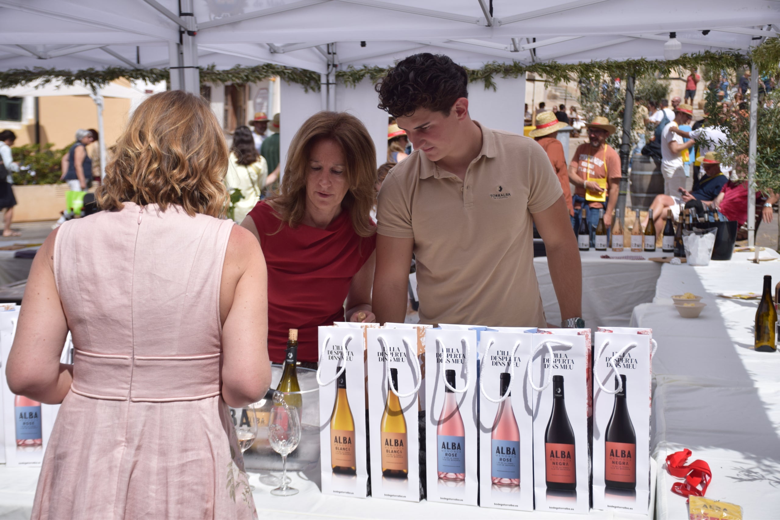 Imatge de la venda en una fira dels vins Alba Blanca, de Torralba / Cedida