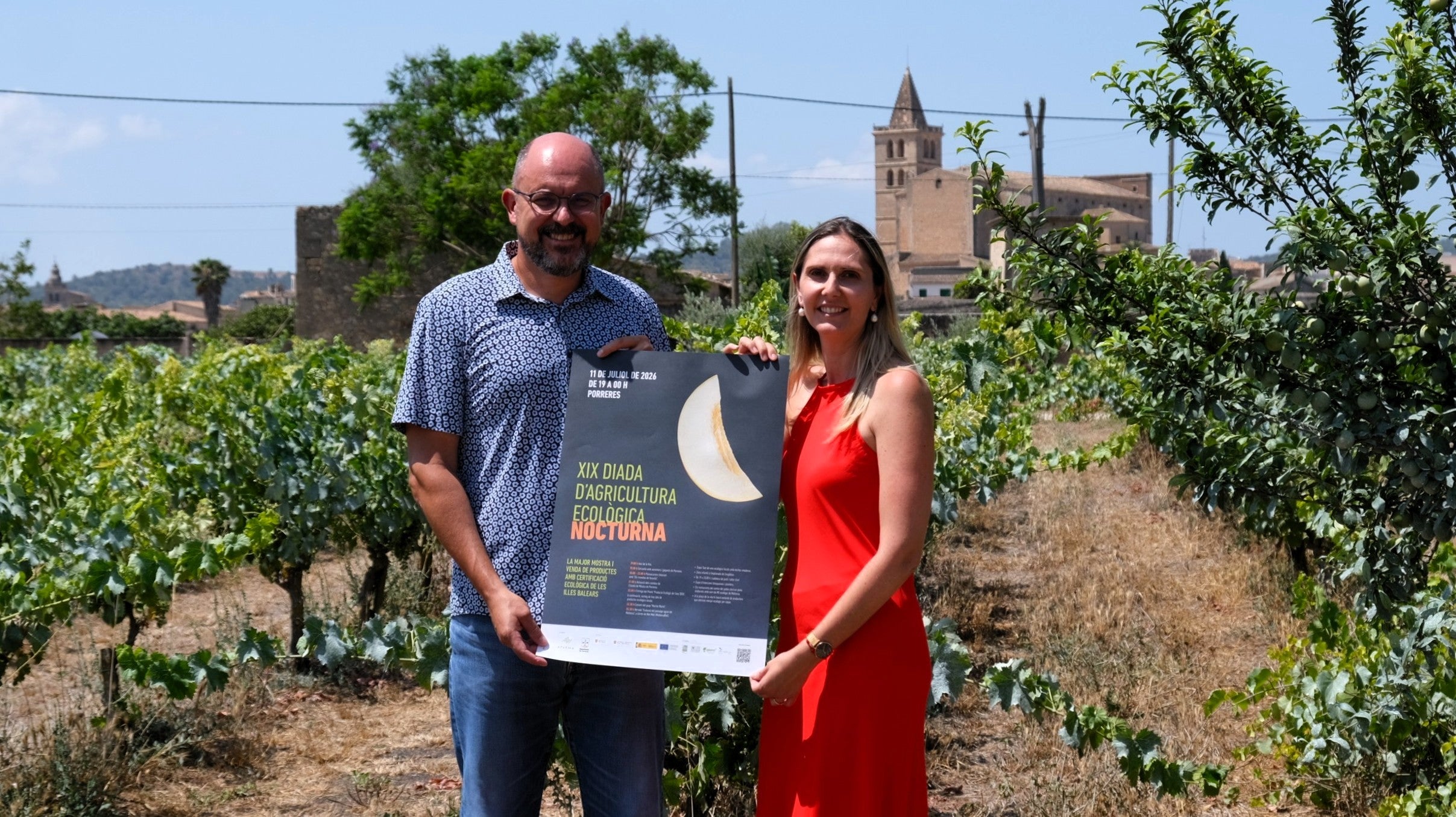 Coll i Sampol amb el cartell de la XIX edició que reunirà una cinquantena d'expositors, activitats i el lliurament del Premi Producte Ecològic de l'Any 2026/APAEMA