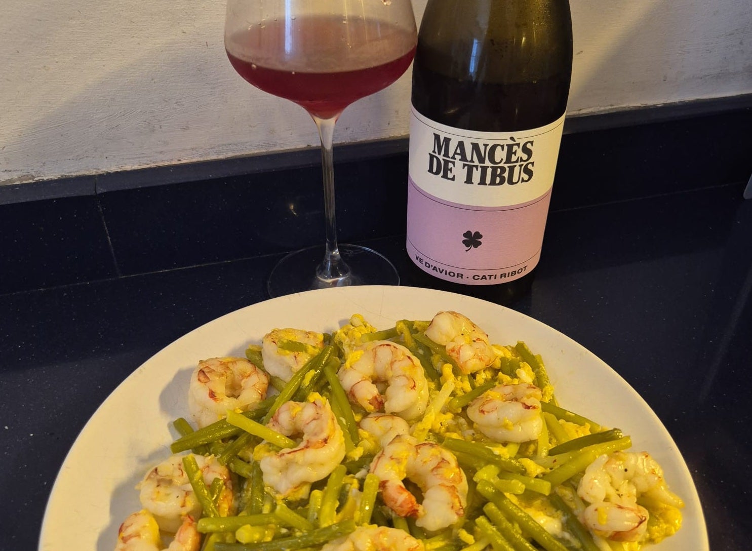 Un plat que es prepara en un no rés i que es gaudeix amb un bon vi com el varietal Mancès de Tibus de Caty Ribot/Cedida 