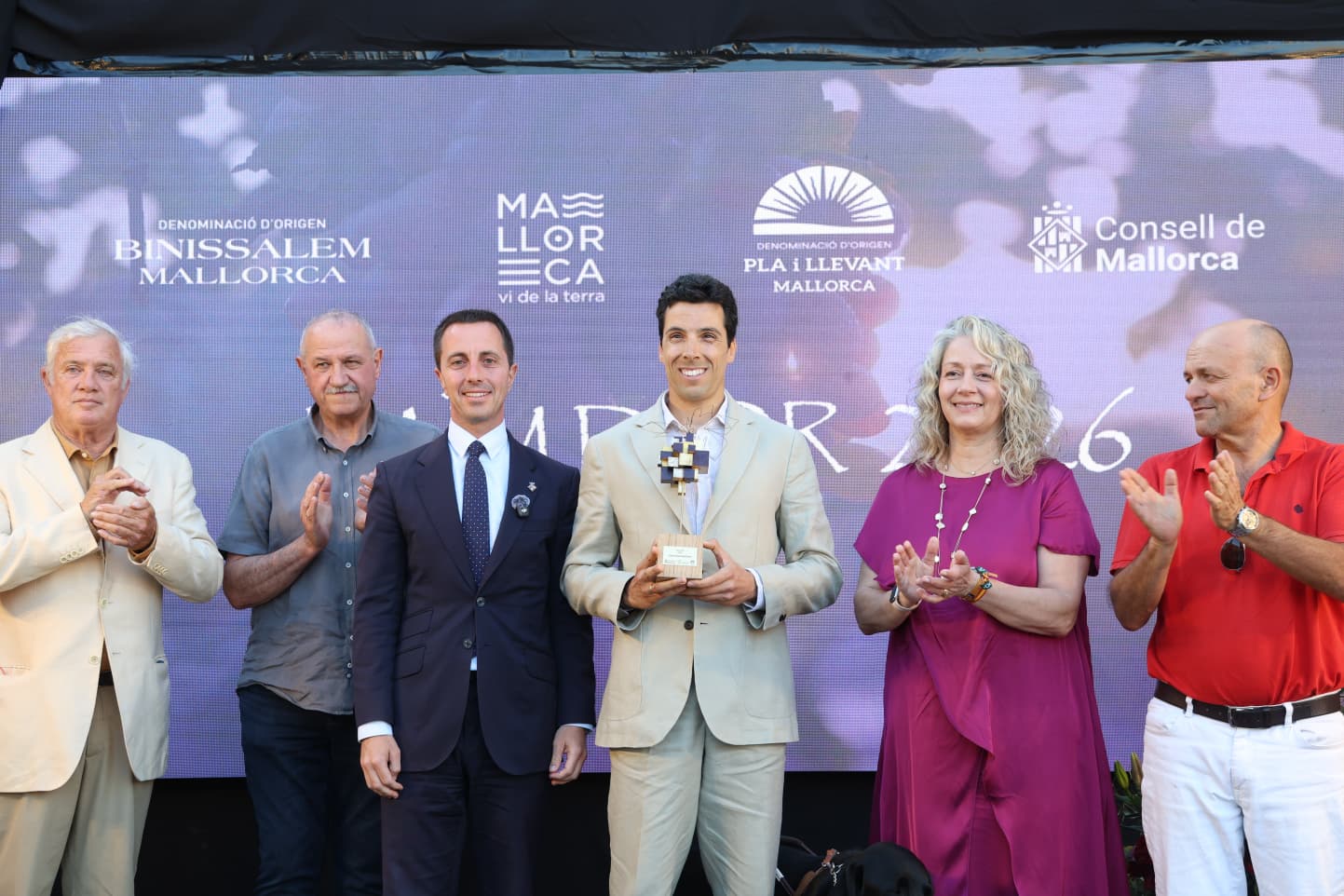 El president del Consell de Mallorca, Llorenç Galmés, acompanyat de la consellera de Promoció Econòmica i Desenvolupament Local, Pilar Amate, ha atorgat el guardó de la primera edició del Premi Raïm d’Or a l'atleta paralímpic Joan Munar/CIM