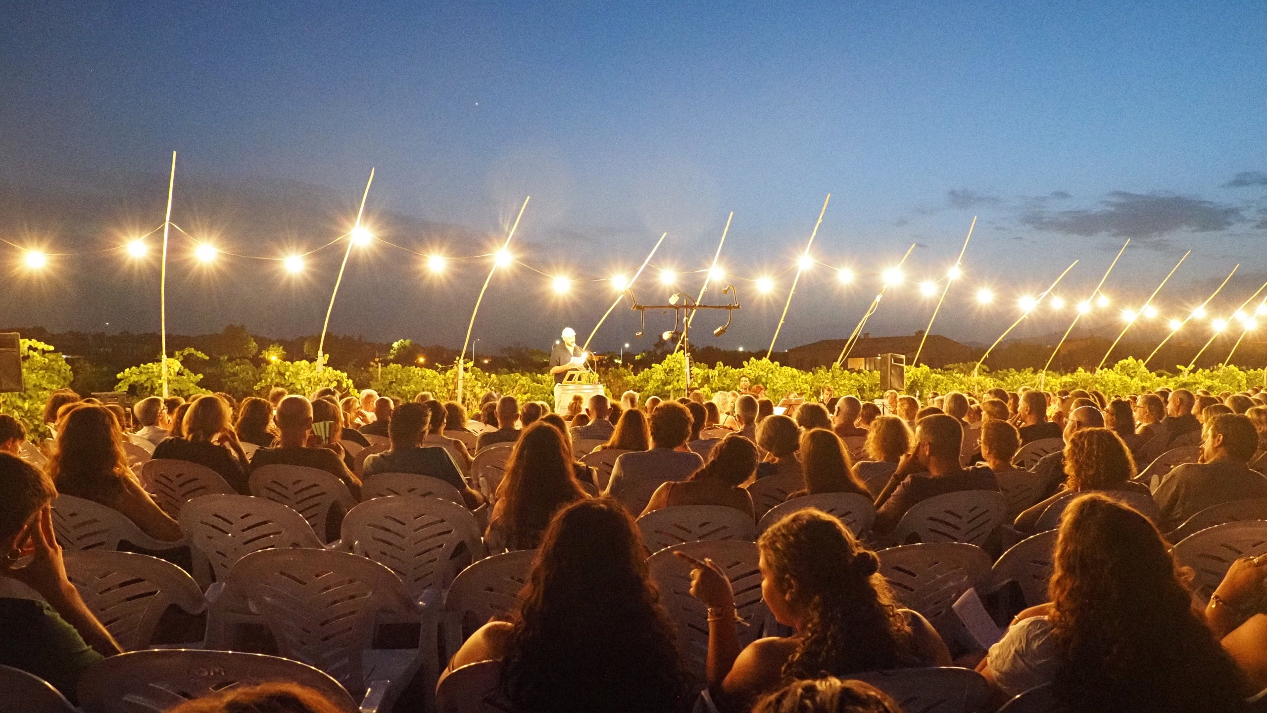 'Poesia al vinyet' és una iniciativa dels germans Calafat que ha esdevingut imprescindible de l'estiu santamarier/Pepa Nuñez Castillo