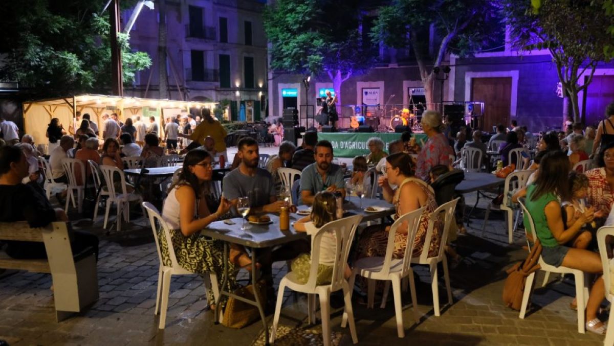 La celebració va tenir un fort caràcter familiar, amb taulades com aquestes menjant a la fresca/APAEMA