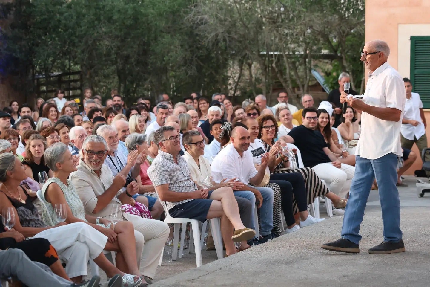Andreu Oliver de Can Majoral davant els assistents a la festa, donant la benvinguda/CAIB