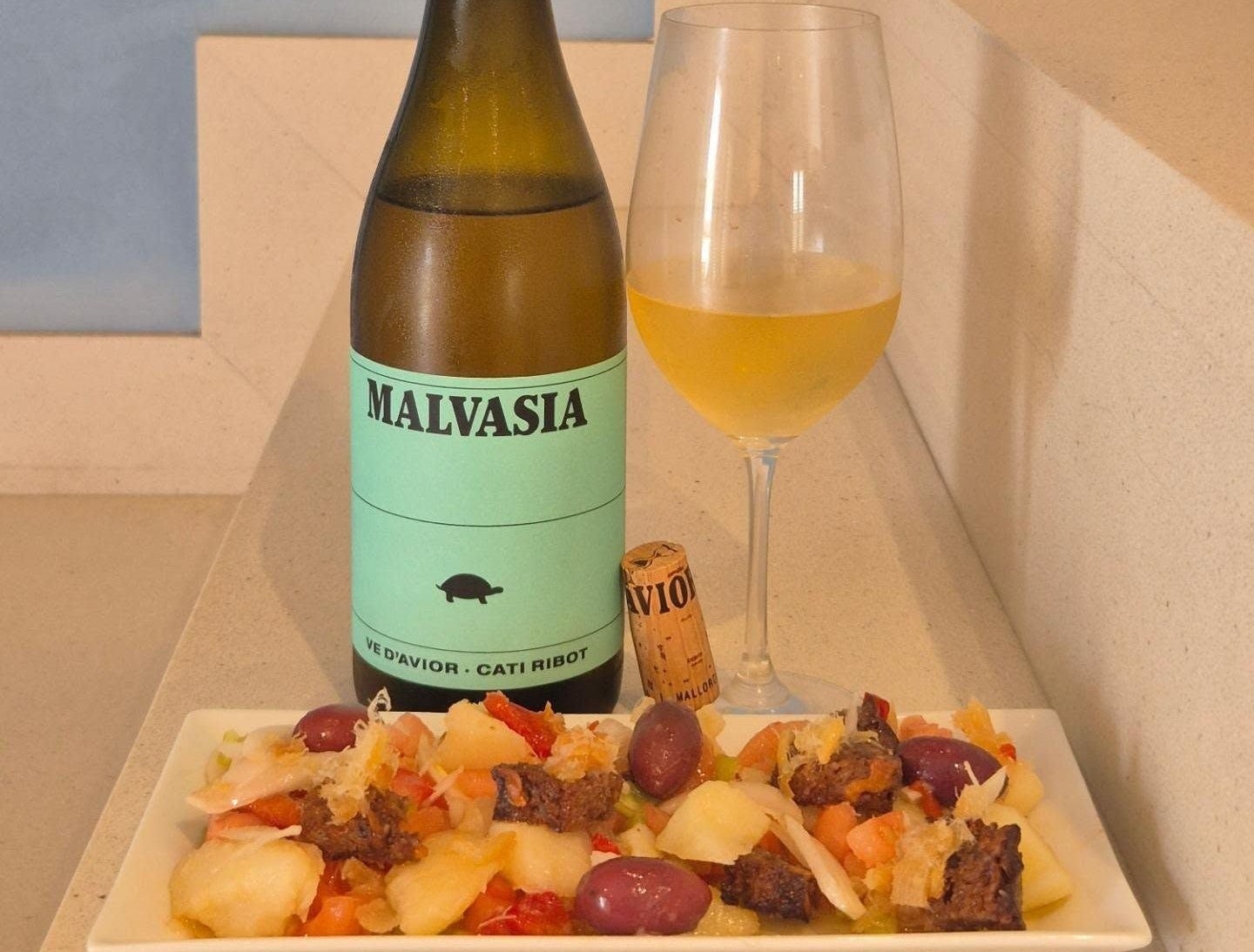 El vi de Caty Ribot acompanya un dels plats emblemàtics de les Pitiüses. / R.J.O