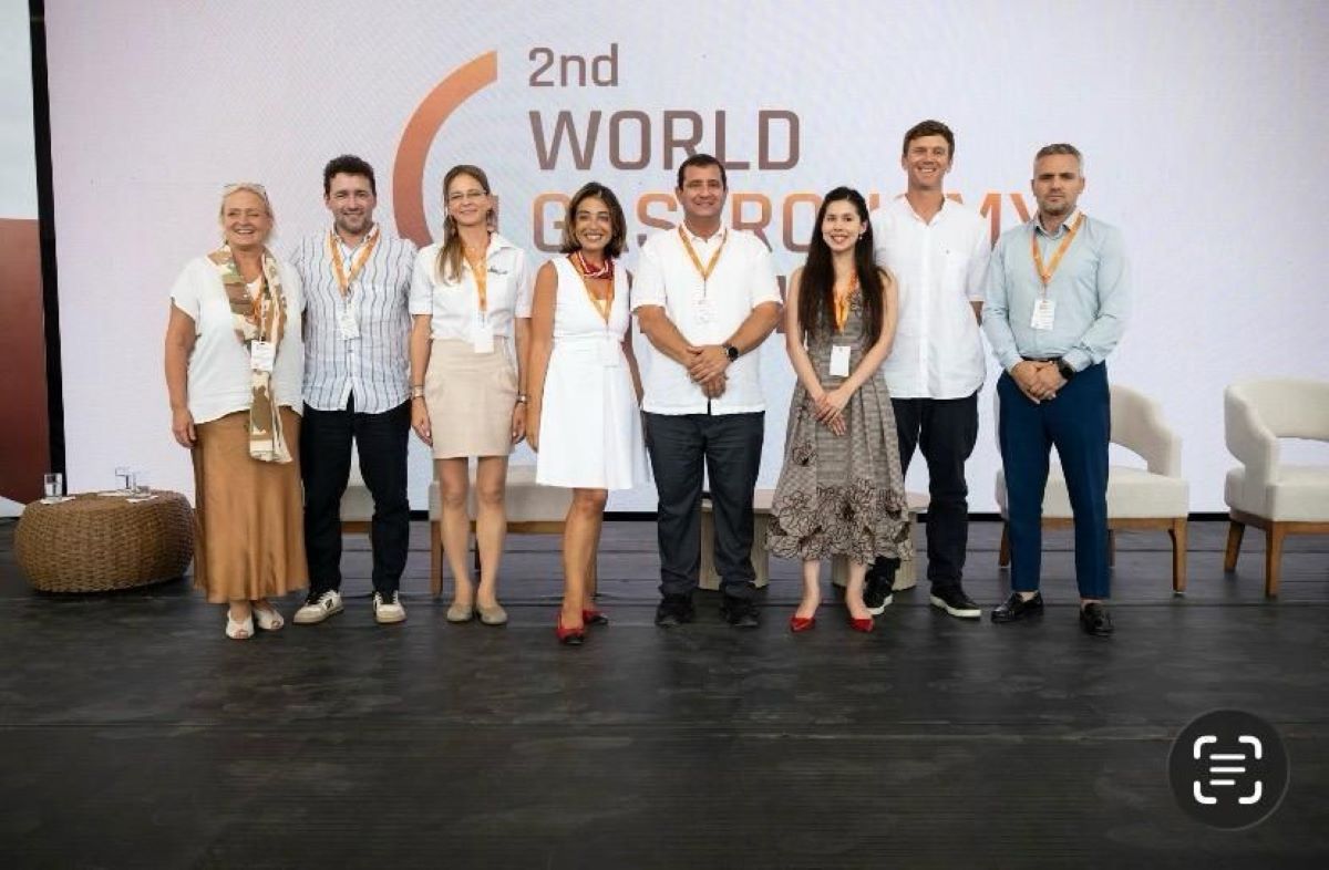 El productor Sergi Riudavets, el segon per l'esquerra, va presentar l'agricultura regenerativa de Menorca a la Cimera Mundial de Gastronomia. / IGCAT