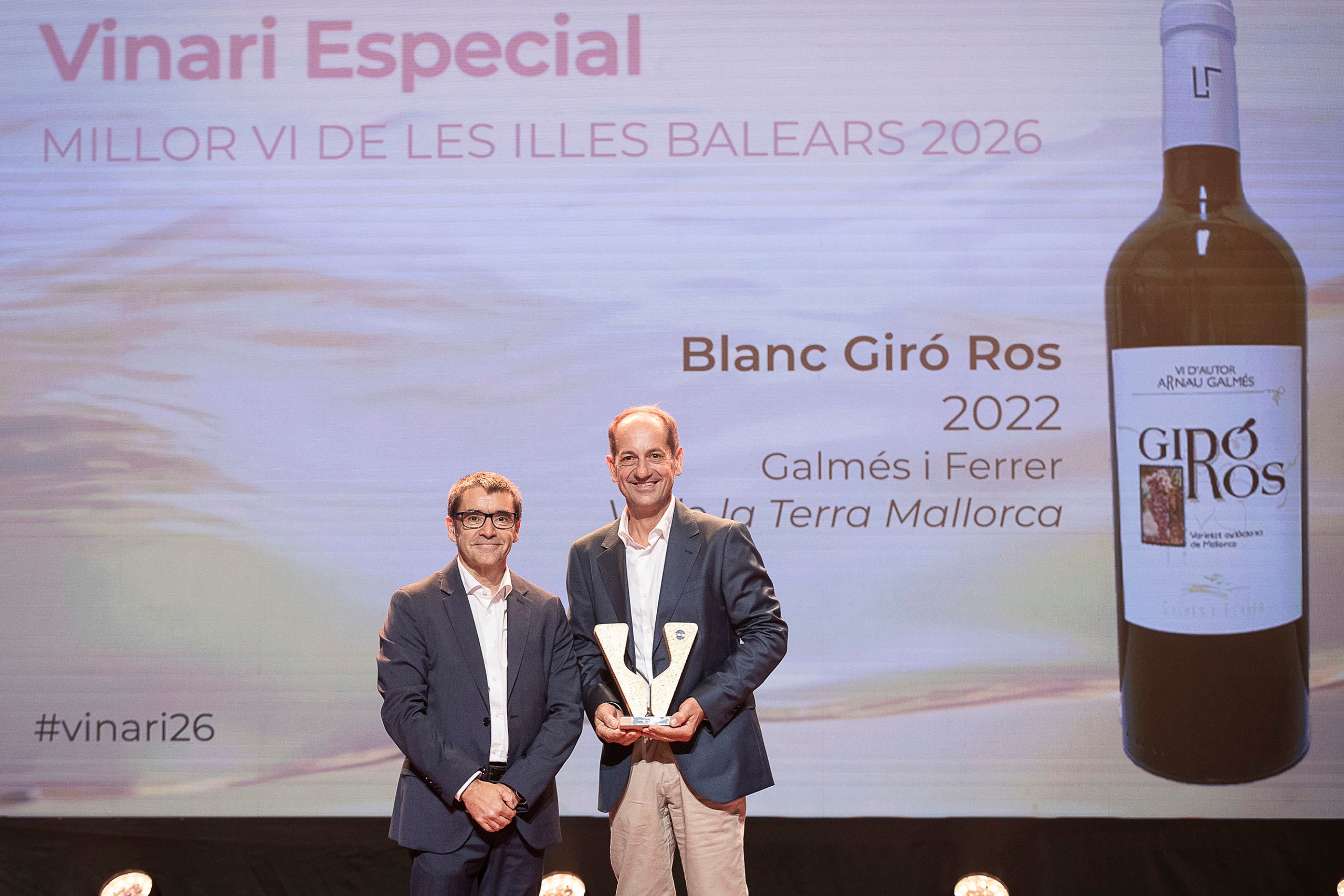 El director general de Qualitat Agroalimentària del Govern de les Illes Balears, Joan Llabrés, i el cellerer Arnau Galmés, guanyador del millor Vi de les illes als Premis Vinari 2026. / Jordi Play