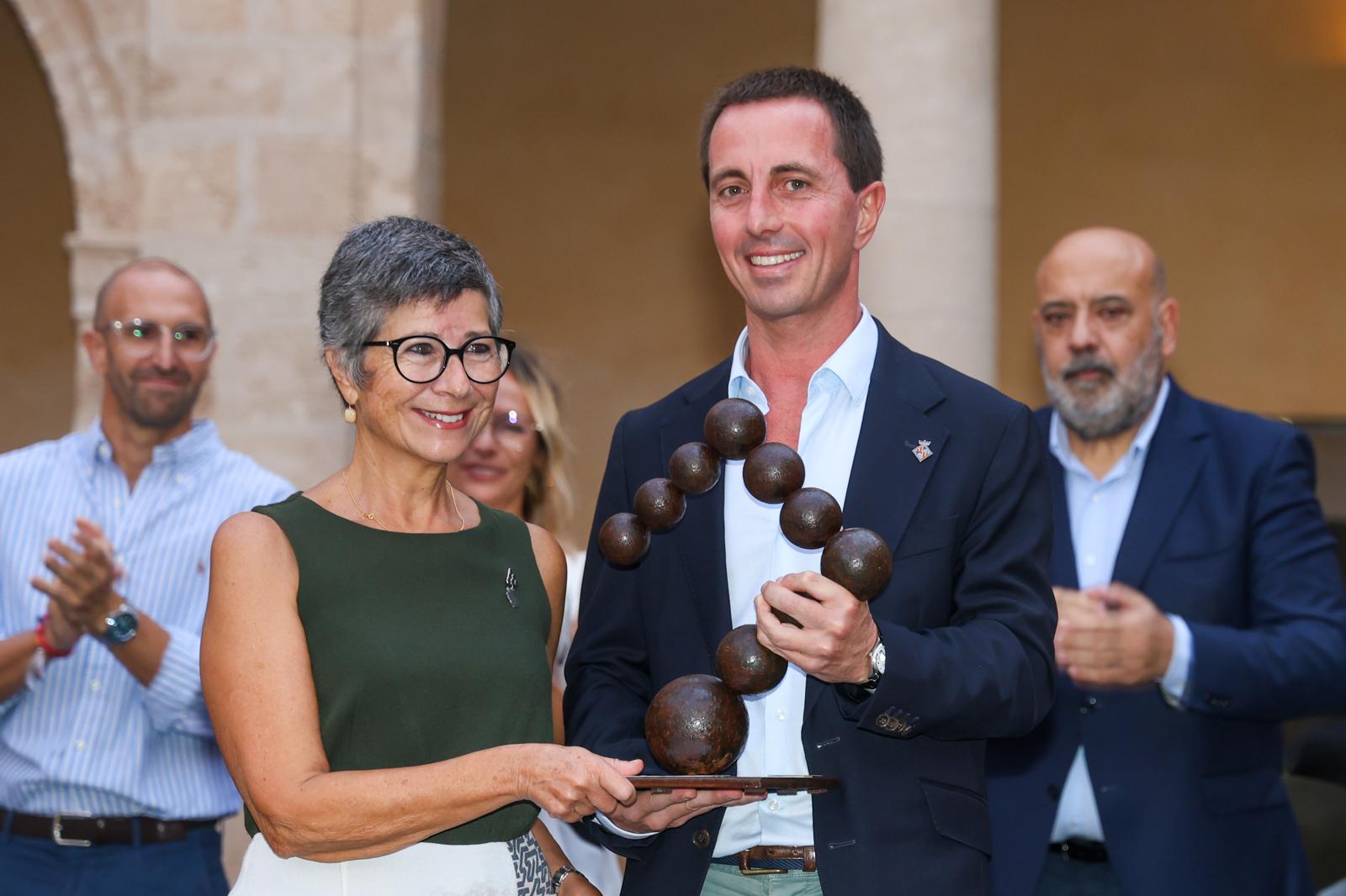 Conxa Rosillo rebé el guardó en nom de Balears Vadeví, de mans del president del Consell de Mallorca, Guillem Galmés/Cedida